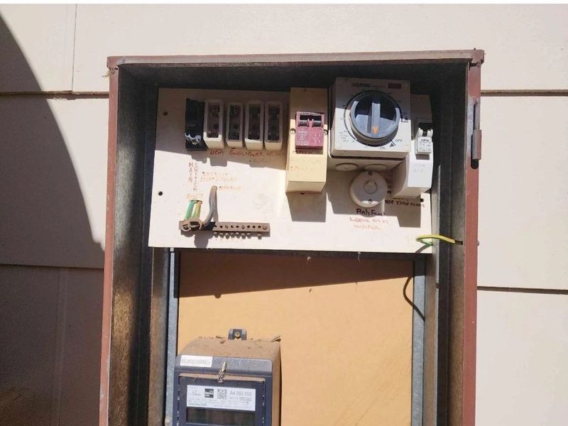 Ceramic fuses, handwritten labels, no RCD protection anywhere on the board.